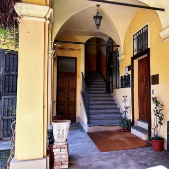 L'ingresso dal cortile