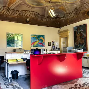 Reception con soffitto affrescato