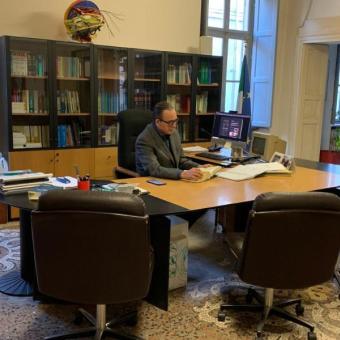 Alla scrivania, tra i volumi